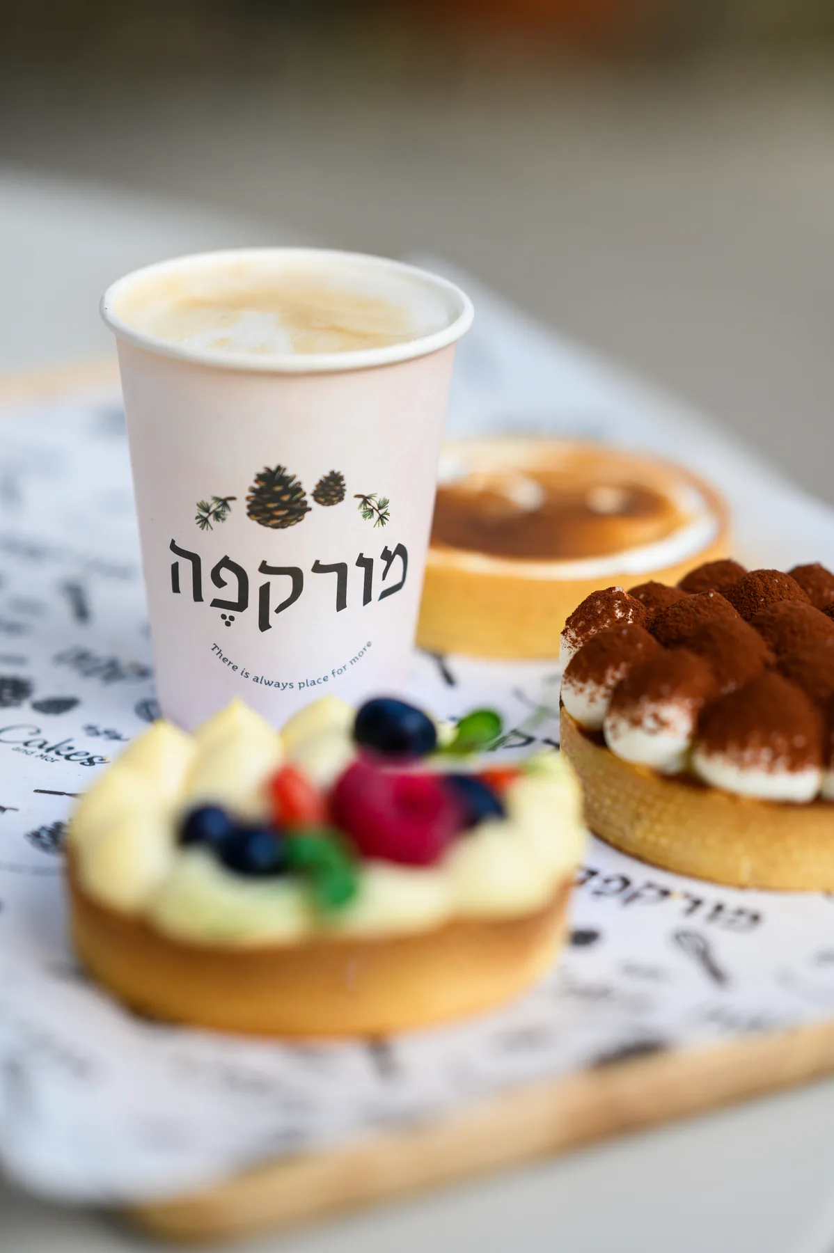 טארטלט פירות יער וטארט טירמיסו לצד כוס מורקפה