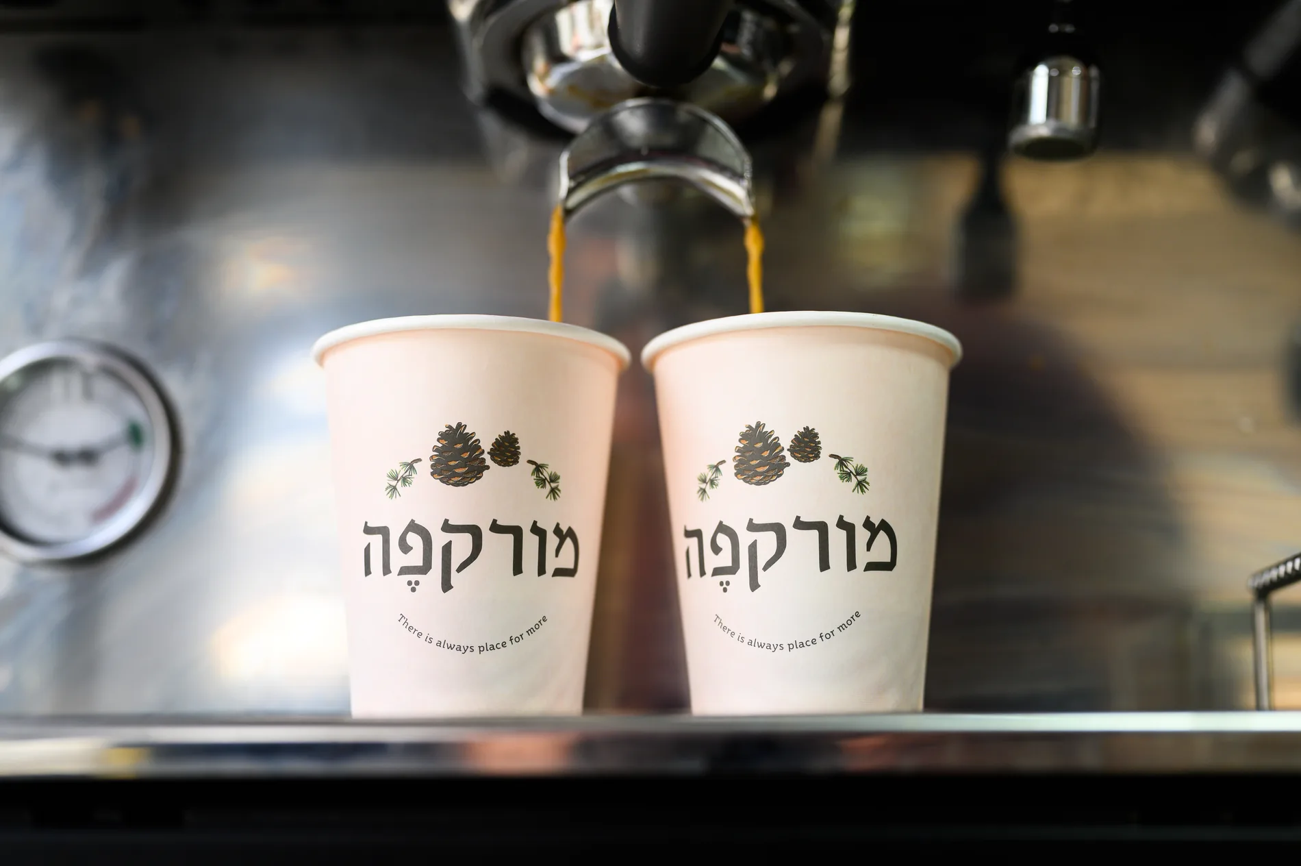 אספרסו טרי נמזג לשתי כוסות מורקפה