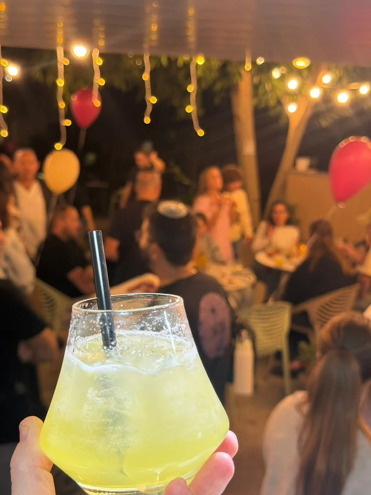אירוע ערב סביב העגלה עם שרשראות אורות ובלונים